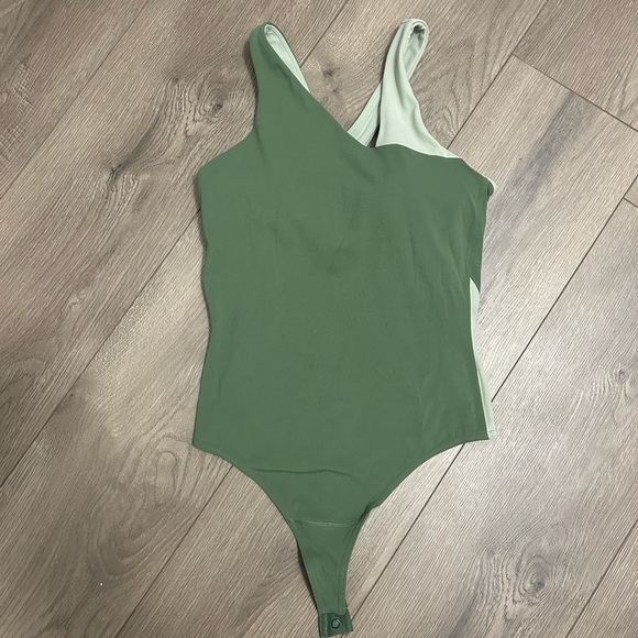 Lululemon Nulu Asymmetrical Bodysuit Green Twill / Green Fern Size 4 - Picture 3 of 5